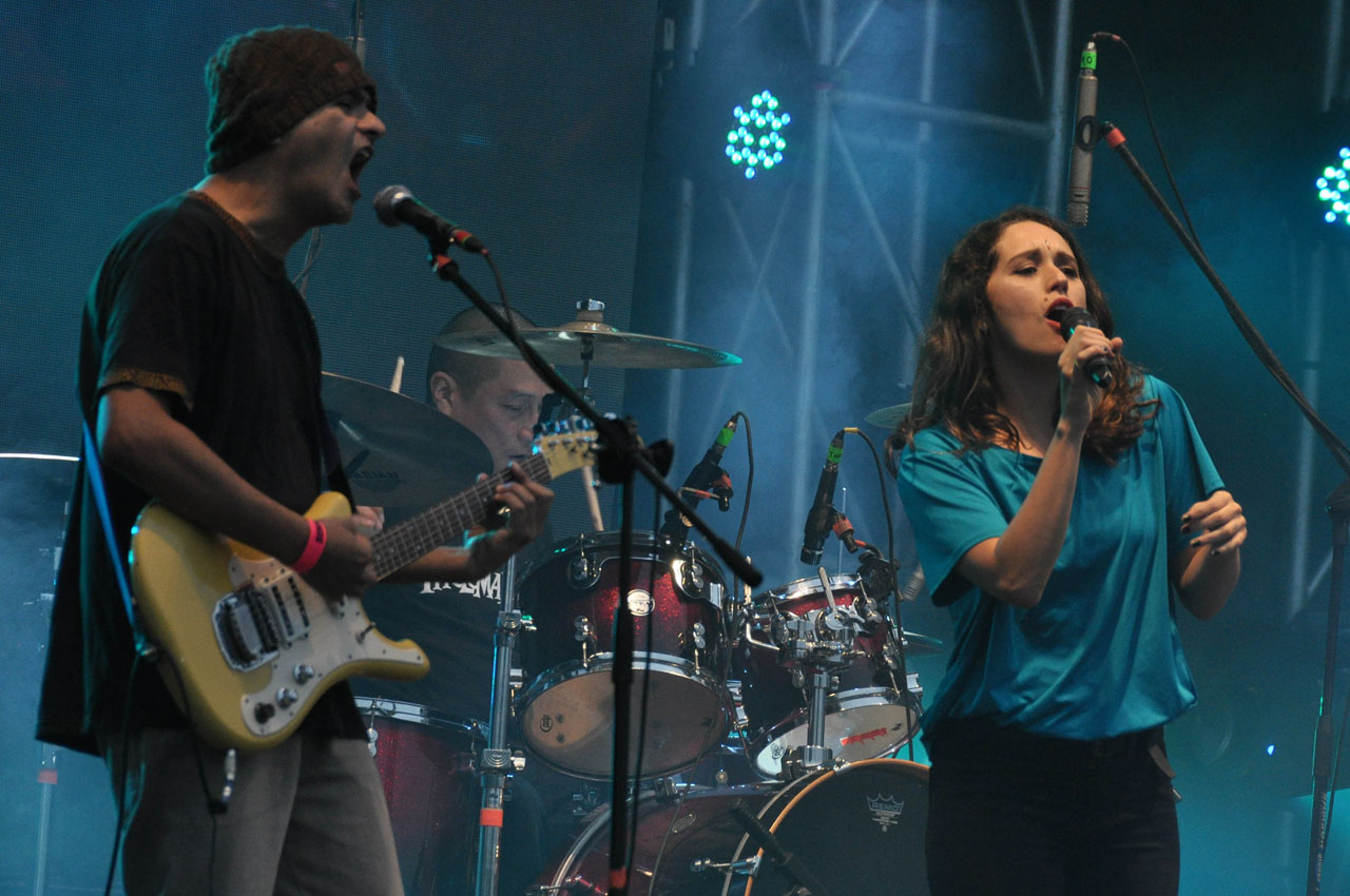 Festival Descabellado. La cantante Gala Brîe acompañó a Rafo Ráez en dos temas.