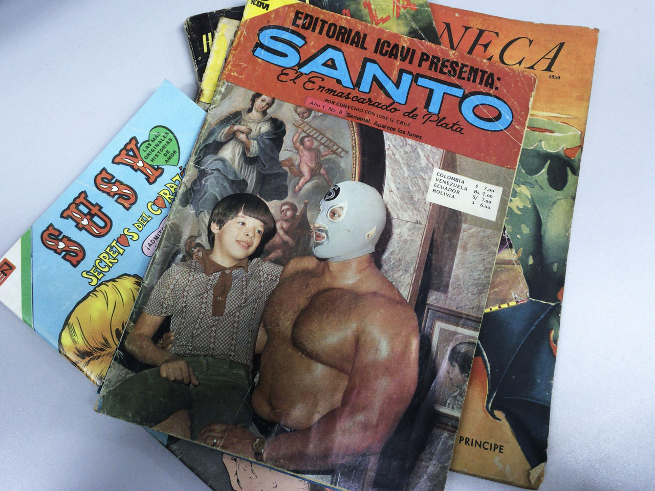"Santo, el enmascarado de plata", es uno de los luchadores más famosos de México. En esta fotonovela, se retratan sus aventuras en su faceta de superhéroe. 