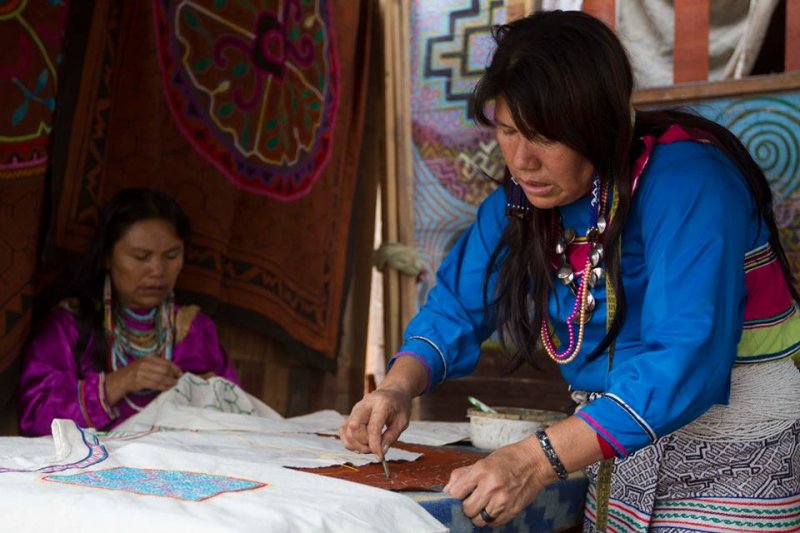 ‘Con los pies en la Tierra’, la iniciativa que motiva a mujeres amazónicas a crear arte con identidad