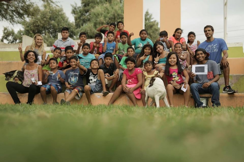 Grupo de niños en Máncora. Créditos de la foto: Facebook