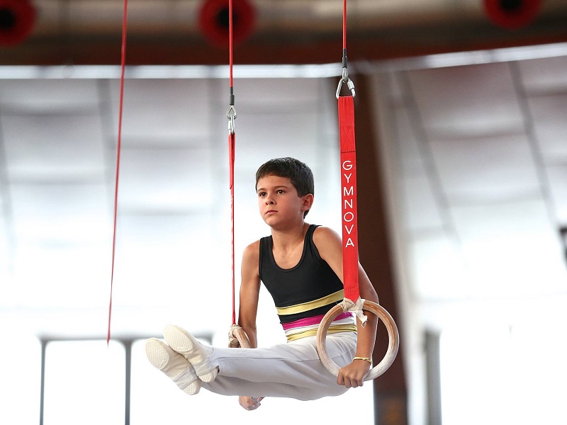 Niño practicando gimnasia. Créditos de la foto: Internet
