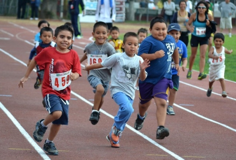 Niños practicando atletismo. Créditos de la foto: Internet