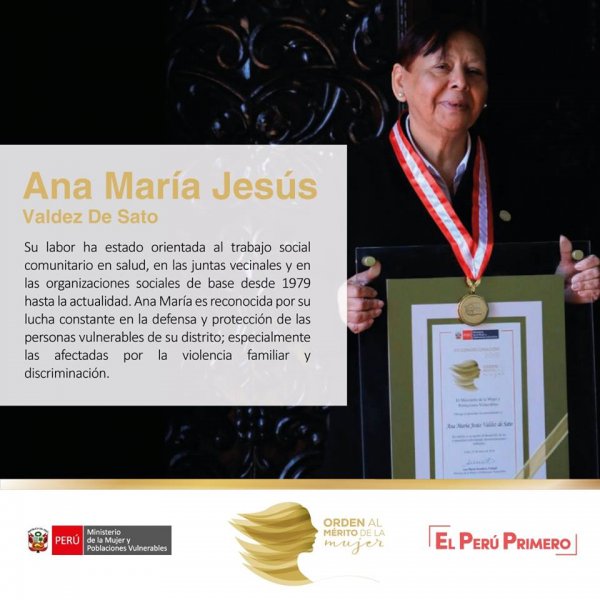 Ana María junto a su diploma de reconocimiento